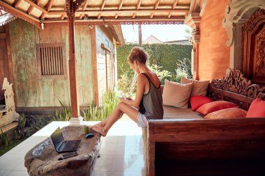 Dizüstü bilgisayar, cep telefonu kullanan ve ev porc kahve içme Kadın