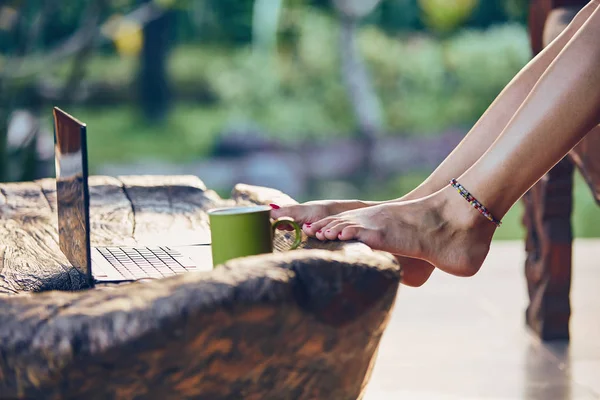 Freelancer chica con café y portátil en unas vacaciones . — Foto de Stock