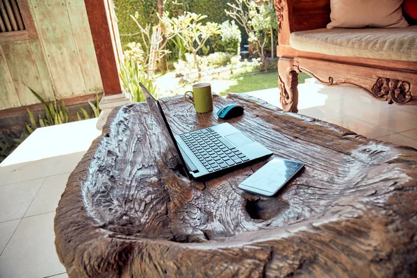 Ноутбук, мобільний телефон і чашка кави на столі на відкритому повітрі в Су — стокове фото