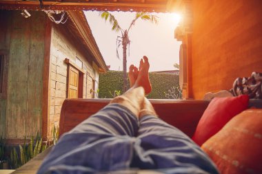 Yaz aylarında verandada adamın bacakları.