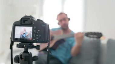 İnternet vlog web sitesi dersleri için video dersleri ve dersler hazırlayan gitarist.