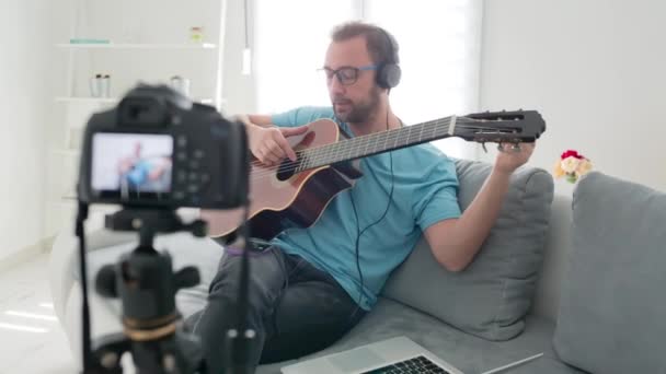 Guitarrista Haciendo Video Lecciones Tutoriales Para Internet Vlog Sitio Web — Vídeo de stock