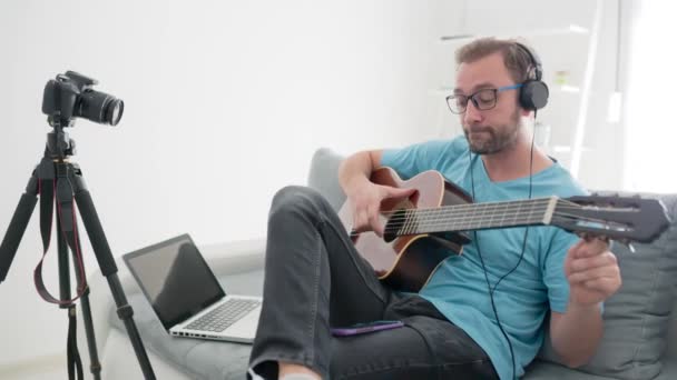 Gitarist Maken Van Video Lessen Tutorials Voor Internet Vlog Website — Stockvideo