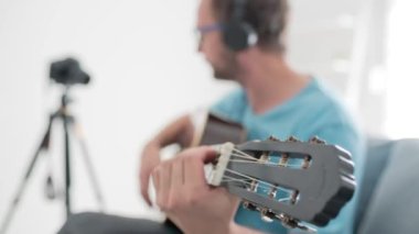 İnternet vlog web sitesi dersleri için video dersleri ve dersler hazırlayan gitarist.