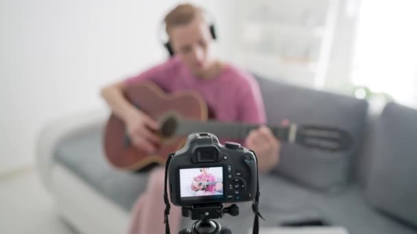 Gitarrist Att Göra Videolektioner Och Handledning För Internet Vlog Webbplats — Stockvideo