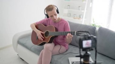 İnternet vlog web sitesi dersleri için video dersleri ve dersler hazırlayan gitarist.