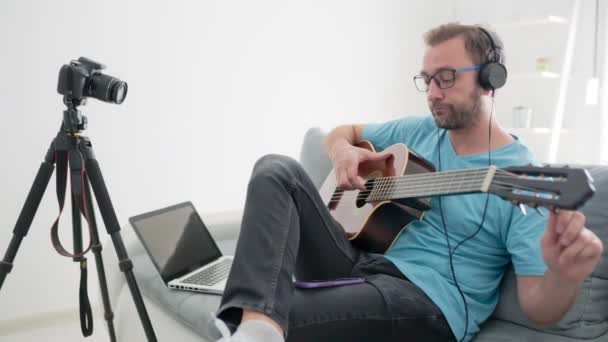 Guitarrista Haciendo Video Lecciones Tutoriales Para Internet Vlog Sitio Web — Vídeos de Stock