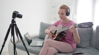 İnternet vlog web sitesi dersleri için video dersleri ve dersler hazırlayan gitarist.