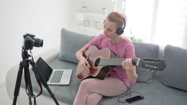 Guitarrista Fazendo Aulas Vídeo Tutoriais Para Aulas Internet Vlog Site — Vídeo de Stock