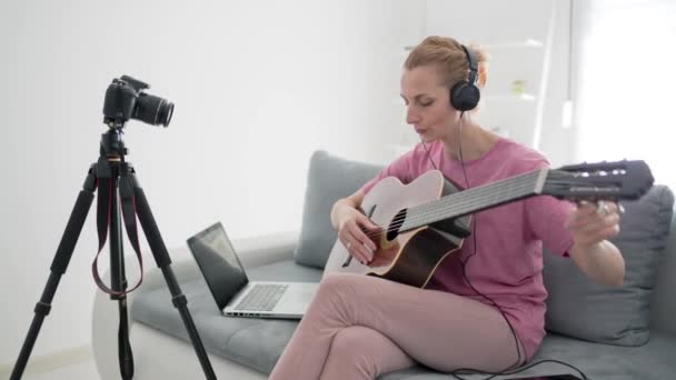 为互联网Vlog网站课程制作视频课程和教程的吉他手 — 图库视频影像