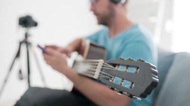 İnternet vlog web sitesi dersleri için video dersleri ve dersler hazırlayan gitarist.