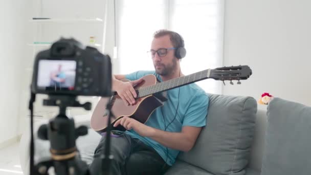 Gitarrist Att Göra Videolektioner Och Handledning För Internet Vlog Webbplats — Stockvideo