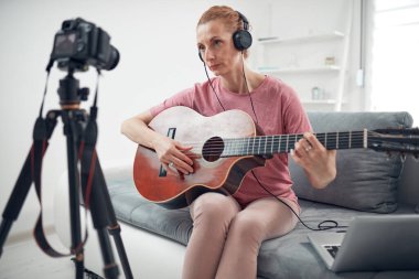 İnternet vlog web sitesi dersleri için video dersleri ve dersler hazırlayan gitarist.