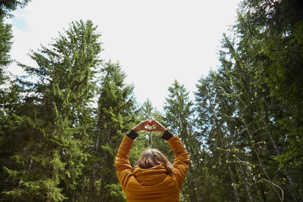 Donna Con Simbolo Forma Cuore Che Regge Nell Aria Nell — Foto Stock