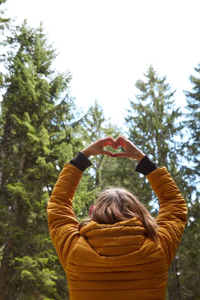 Donna Con Simbolo Forma Cuore Che Regge Nell Aria Nell — Foto Stock