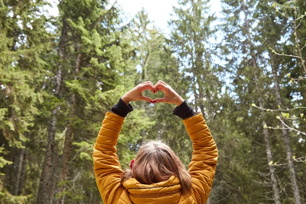 Frau Mit Herzförmigem Symbol Hält Sich Natürlicher Umgebung Der Luft — Stockfoto