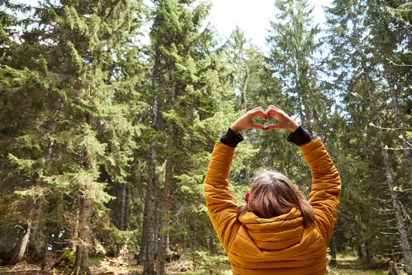 Frau Mit Herzförmigem Symbol Hält Sich Natürlicher Umgebung Der Luft — Stockfoto