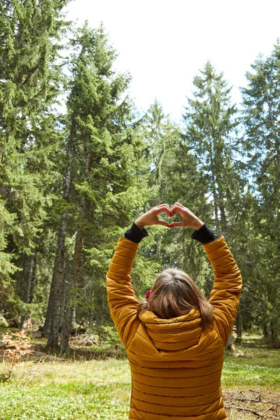 Femeia Simbol Formă Inimă Care Rezistă Aer Mediul Natural — Fotografie, imagine de stoc