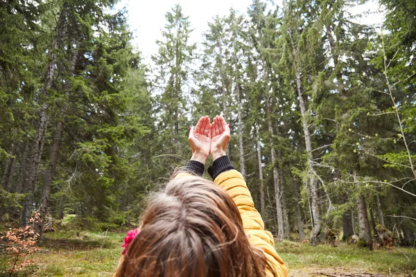 Dua eden elleri olan kadın, doğada iyi hislerin tadını çıkarıyor..