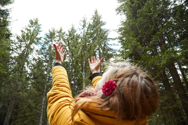 Donna Nella Natura Tiene Mani Aria Gode Buone Vibrazioni Naturali — Foto Stock