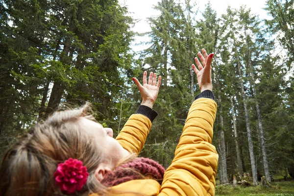 Doğadaki Kadın Ellerini Havaya Kaldırır Doğal Titreşimlerin Tadını Çıkarır — Stok fotoğraf