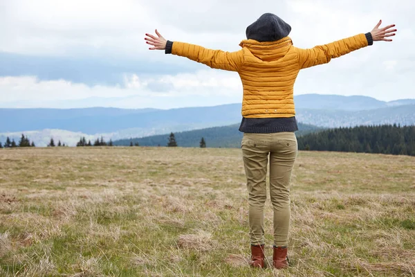 Donna Godendo Nella Natura Con Paesaggio Collinare Sullo Sfondo — Foto Stock