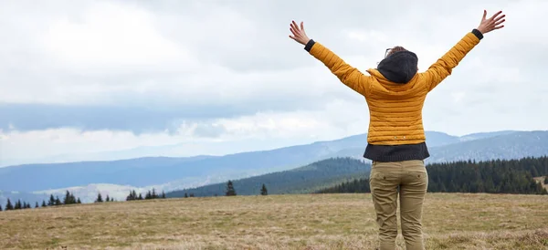 Donna Godendo Nella Natura Con Paesaggio Collinare Sullo Sfondo — Foto Stock