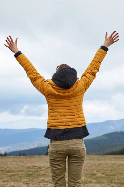 Frau Genießt Die Natur Mit Hügeliger Landschaft Hintergrund — Stockfoto