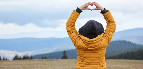 Donna Godendo Nella Natura Con Paesaggio Collinare Sullo Sfondo — Foto Stock