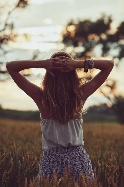 Giovane Donna Godendo Campo Grano — Foto Stock