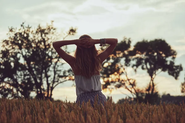 Giovane Donna Godendo Campo Grano — Foto Stock