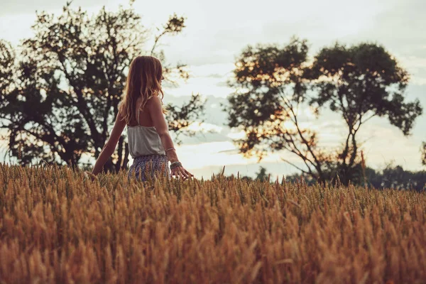 Молода Жінка Насолоджується Пшеничним Полем — стокове фото