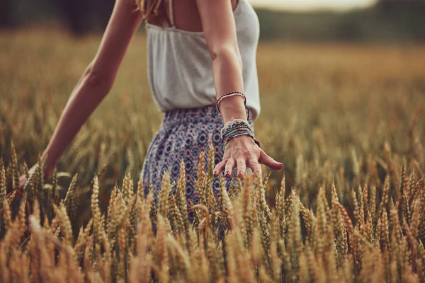 Молода Жінка Насолоджується Пшеничним Полем — стокове фото