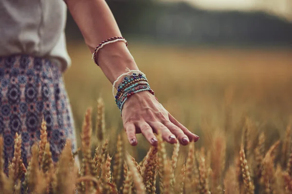 Young Woman Enjoying Wheat Field — Stock Photo, Image