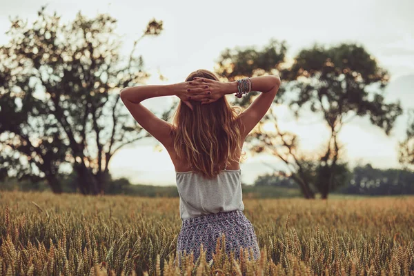 Genç Bayan Buğday Tarlasında Eğleniyor — Stok fotoğraf