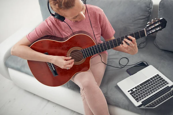 Guitarrista Assistindo Aulas Vídeo Internet Tutoriais Laptop — Fotografia de Stock