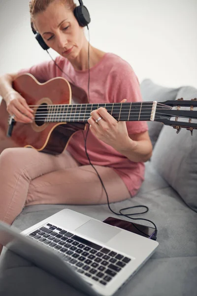 Guitarrista Viendo Lecciones Vídeo Internet Tutoriales Portátil —  Fotos de Stock