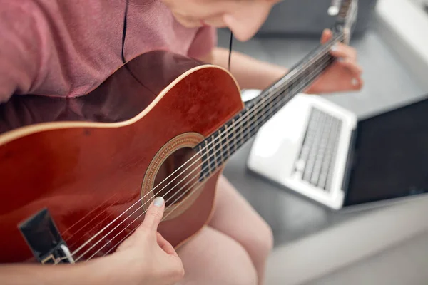 Guitarrista Assistindo Aulas Vídeo Internet Tutoriais Laptop — Fotografia de Stock