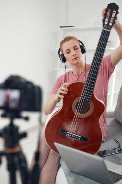 Guitarrista Haciendo Video Lecciones Tutoriales Para Internet Vlog Sitio Web — Foto de Stock