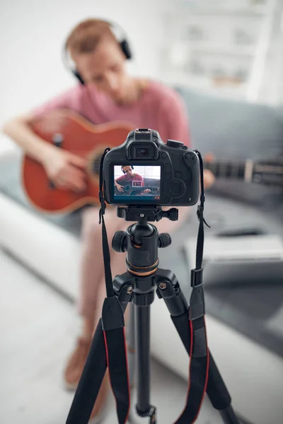 Guitarrista Haciendo Video Lecciones Tutoriales Para Internet Vlog Sitio Web —  Fotos de Stock