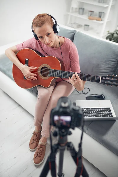 Guitarrista Haciendo Video Lecciones Tutoriales Para Internet Vlog Sitio Web —  Fotos de Stock