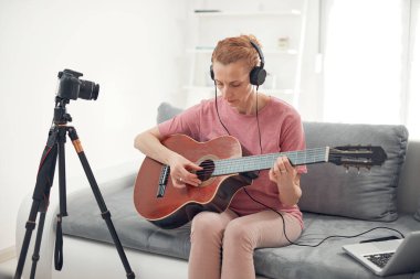 İnternet vlog web sitesi dersleri için video dersleri ve dersler hazırlayan gitarist.