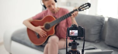 İnternet vlog web sitesi dersleri için video dersleri ve dersler hazırlayan gitarist.