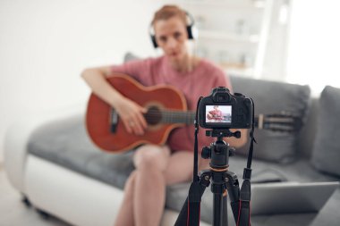 İnternet vlog web sitesi dersleri için video dersleri ve dersler hazırlayan gitarist.