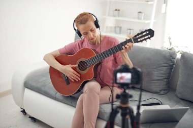 İnternet vlog web sitesi dersleri için video dersleri ve dersler hazırlayan gitarist.