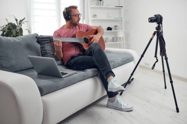 İnternet vlog web sitesi dersleri için video dersleri ve dersler hazırlayan gitarist.