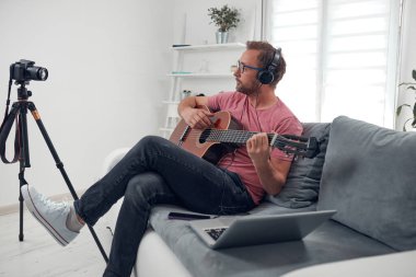 İnternet vlog web sitesi dersleri için video dersleri ve dersler hazırlayan gitarist.