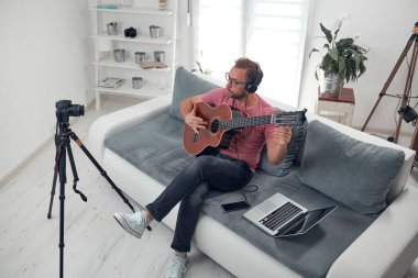 İnternet vlog web sitesi dersleri için video dersleri ve dersler hazırlayan gitarist.