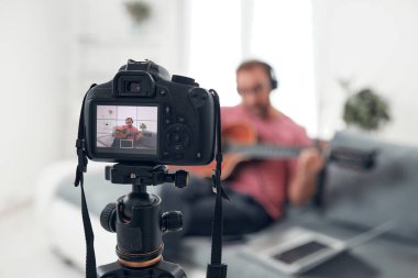İnternet vlog web sitesi dersleri için video dersleri ve dersler hazırlayan gitarist.