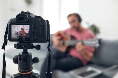 İnternet vlog web sitesi dersleri için video dersleri ve dersler hazırlayan gitarist.